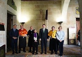 El alcalde y Mañueco, con Rivero y Galán, junto a los nietos de Unamuno, ayer mismo.