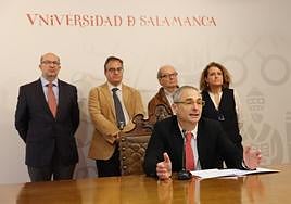 El rector de la Universidad, durante su anuncio en el rectorado.