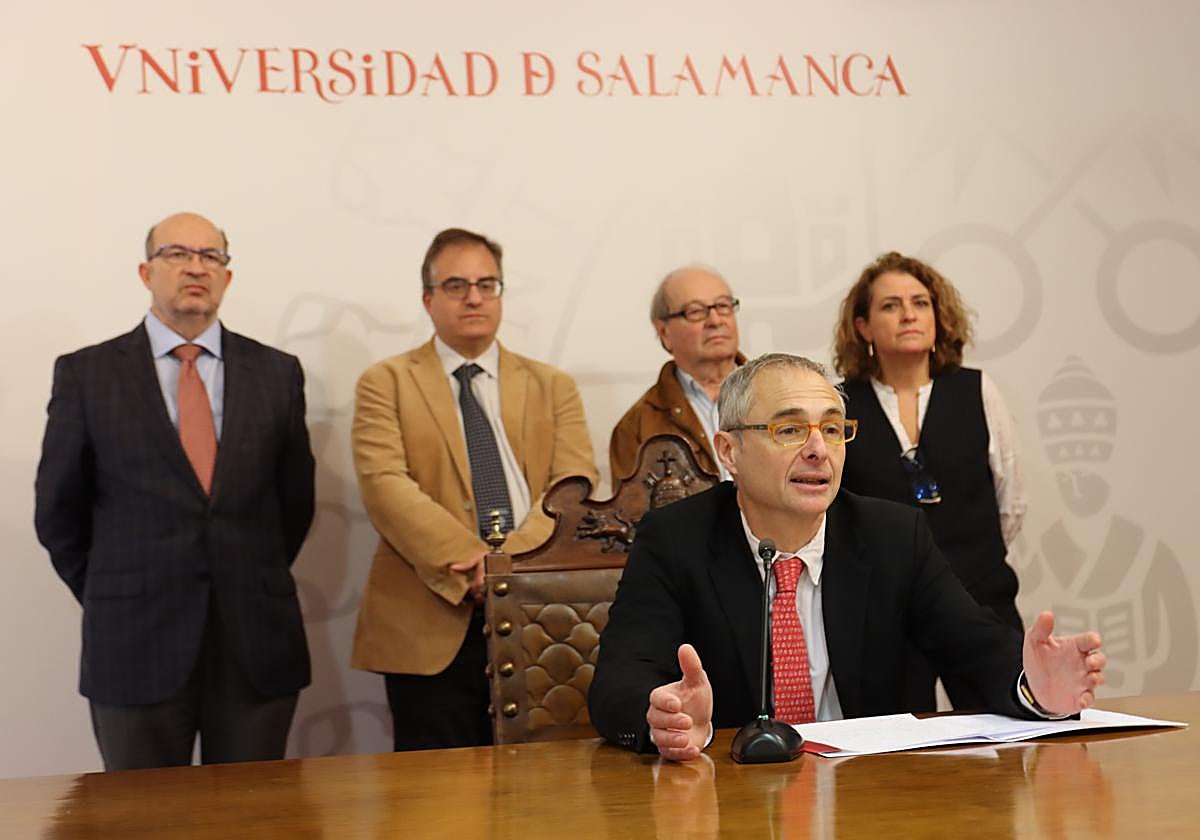 El rector de la Universidad, durante su anuncio en el rectorado.