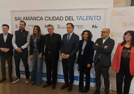 Integrantes de la mesa redonda junto al rector de la UPSA y el alcalde de Salamanca.