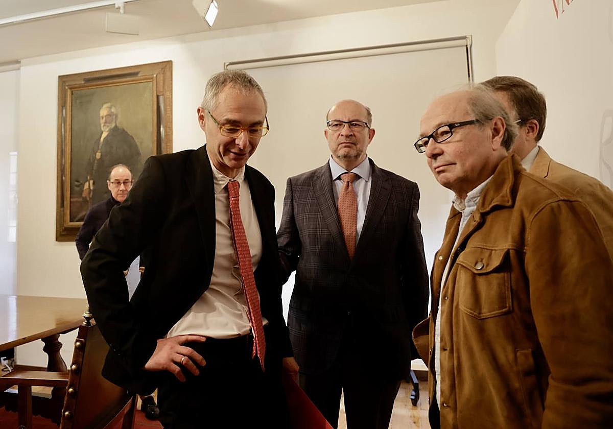 Ricardo Rivero, con miembros de su equipo, tras anunciar su dimisión.