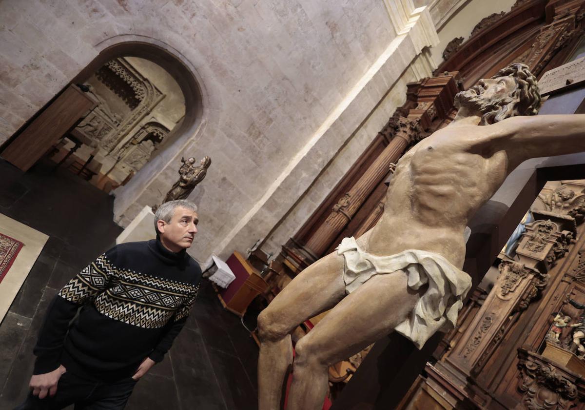 Francisco Javier Blázquez ante el Cristo de la Humildad en la reformada iglesia de San Martín