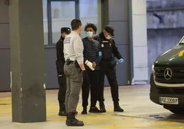S.H en el momento de su detención, custodiado por agentes de la Policía Nacional