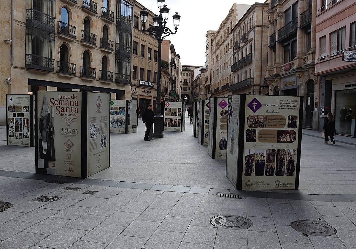 La exposición 'Historia de nuestras cofrafías, hermandades y congregaciones' en la Plaza del Liceo.