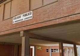 Entrada al colegio público N. Rodríguez Aniceto.