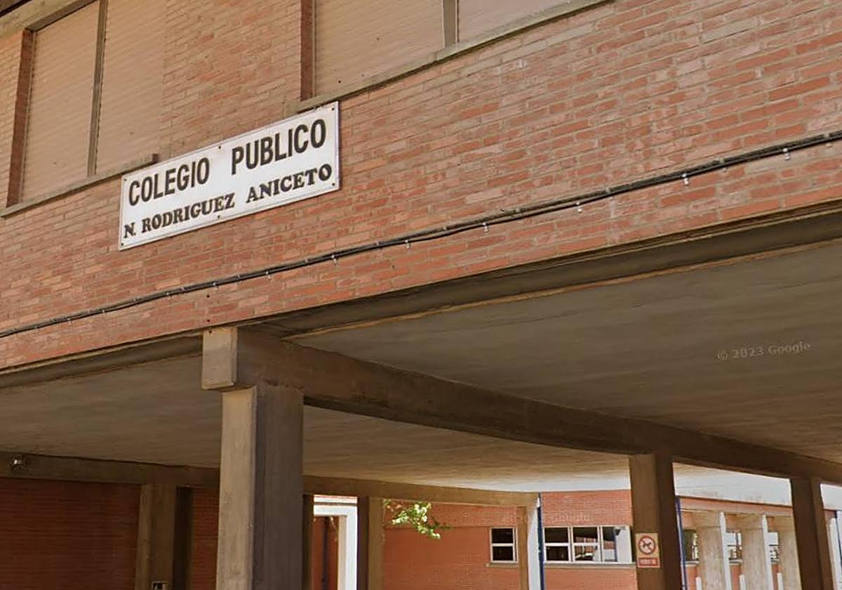 Entrada al colegio público N. Rodríguez Aniceto.