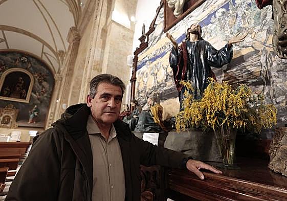 Agustín Calvo, junto al grupo escultórico de la cofradía