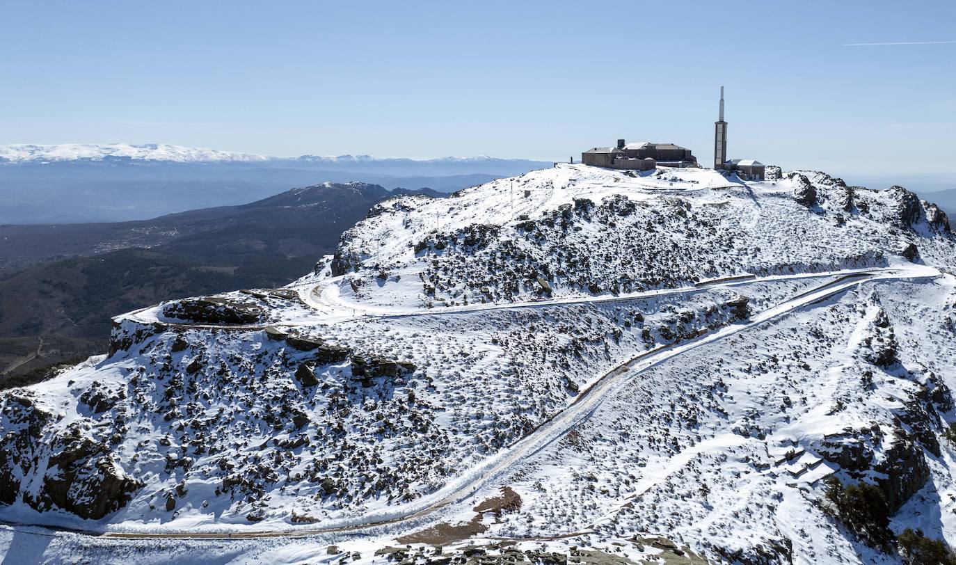 La belleza del santuario de la Peña de Francia aislado por la nieve