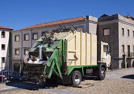 Camión durante la recogida de papel y cartón.