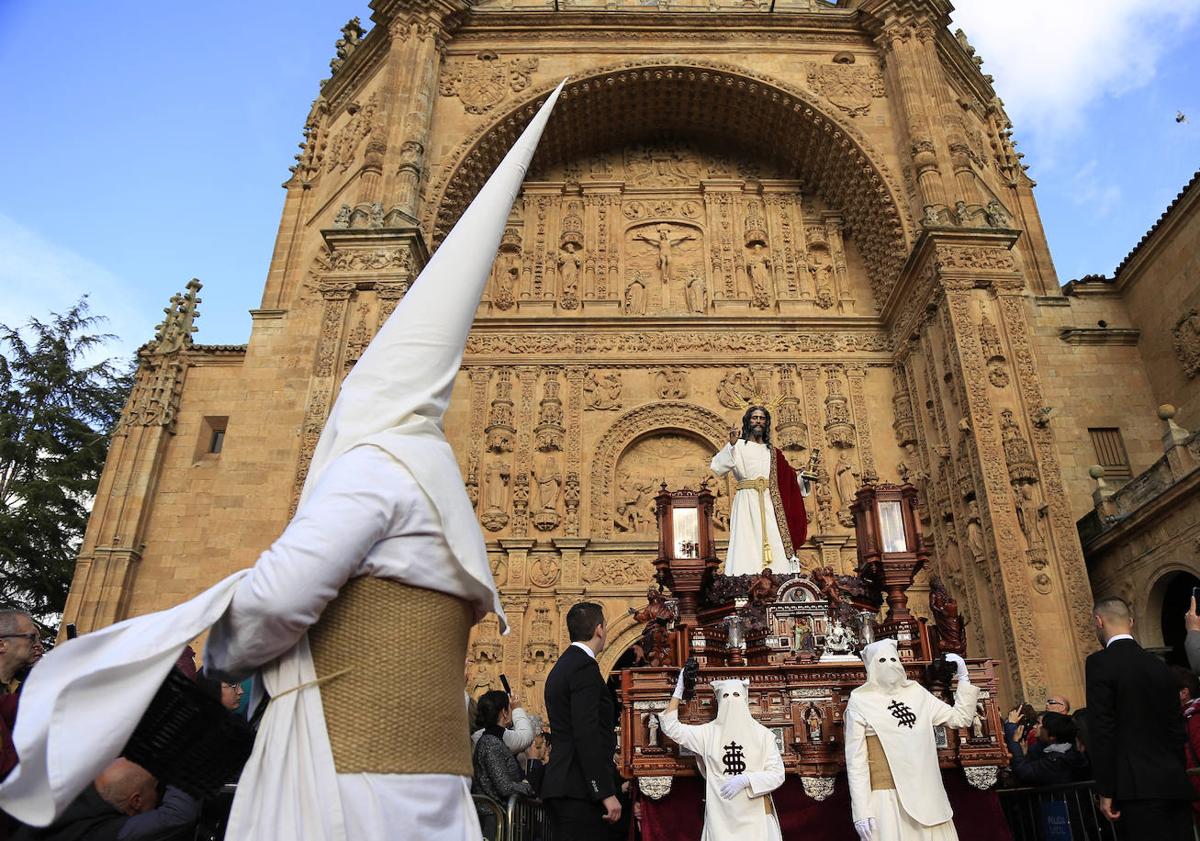 Imagen principal - «La Semana Santa no se desarrolla hacia un futuro, se trabaja sobre el presente, y será un problema»