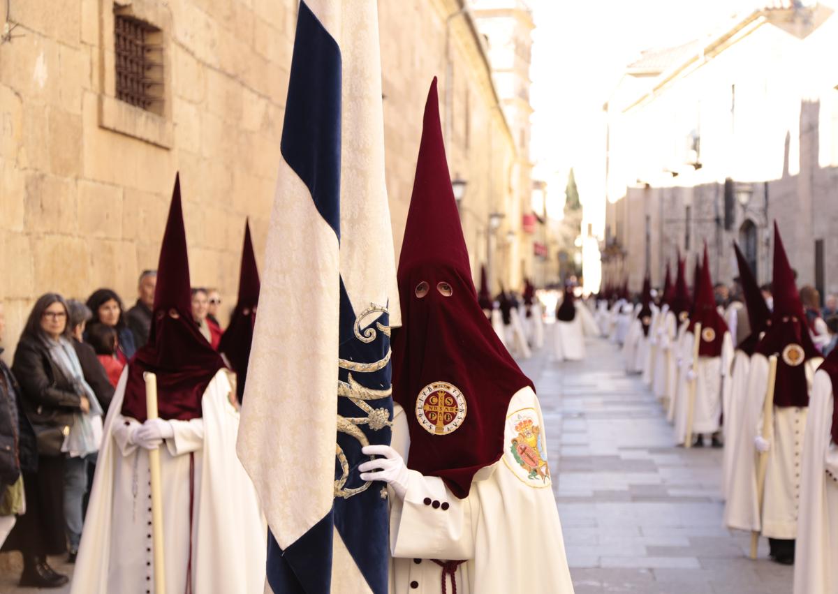 Imagen secundaria 1 - «Al crecer el cortejo se planteó la necesidad de ganar espacio para que nazarenos y costaleros estén cómodos en él»