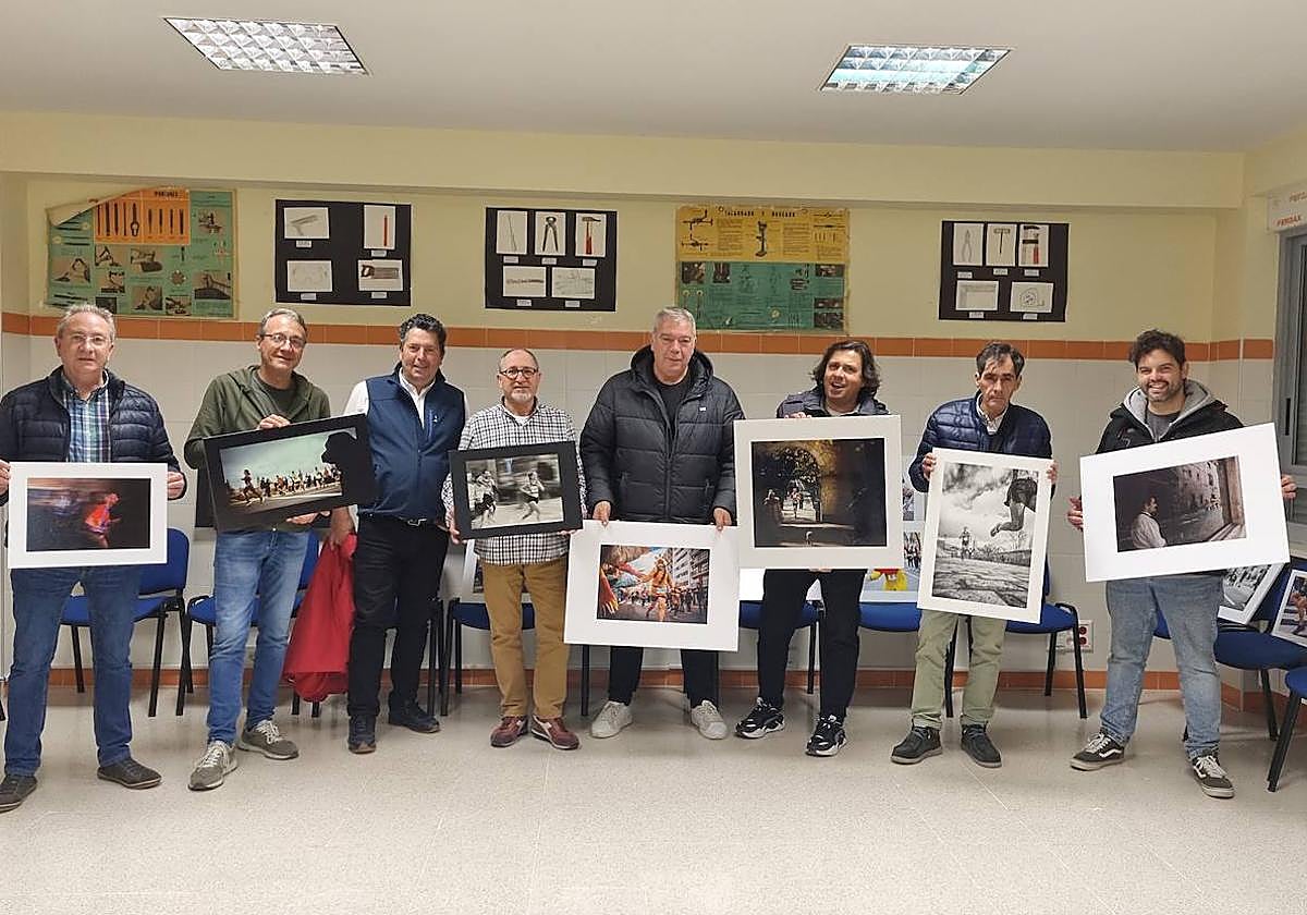 El jurado de la San Silvestre, con las fotografías galardonadas.