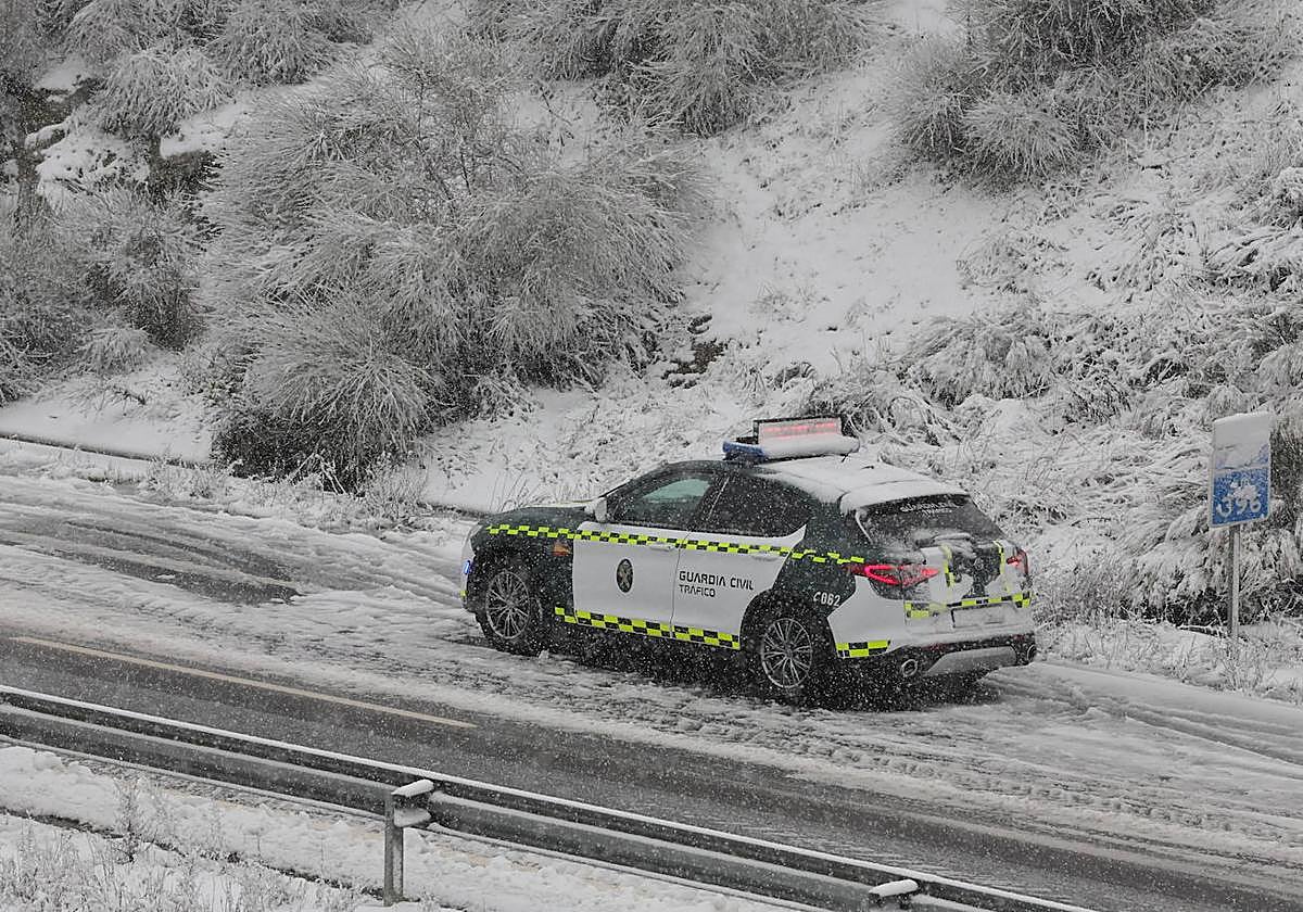 Dos carreteras de Salamanca, cortadas por hielo y nieve