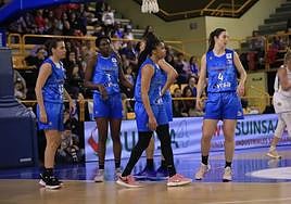Varias jugadoras de Avenida, durante un partido en Würzburg.