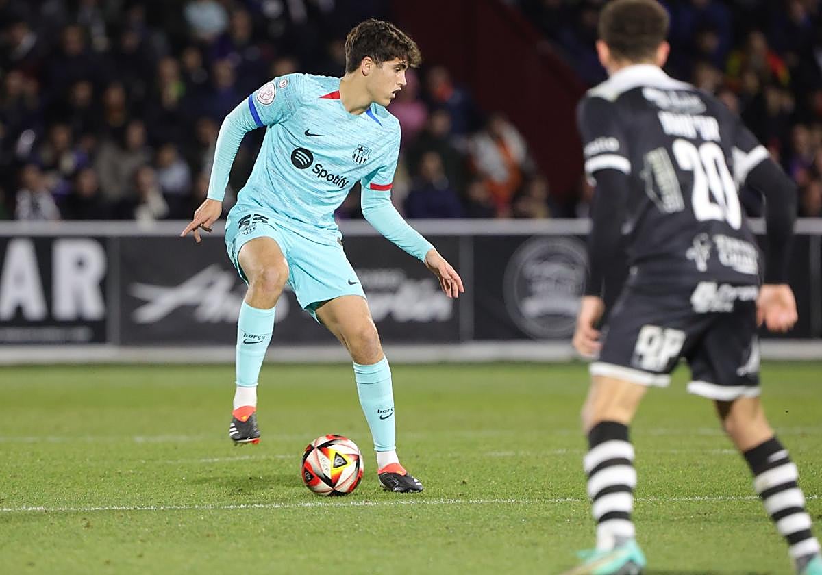 Cubarsí, con el balón, durante el partido ante Unionistas en la Copa del Rey del pasado 18 de enero.