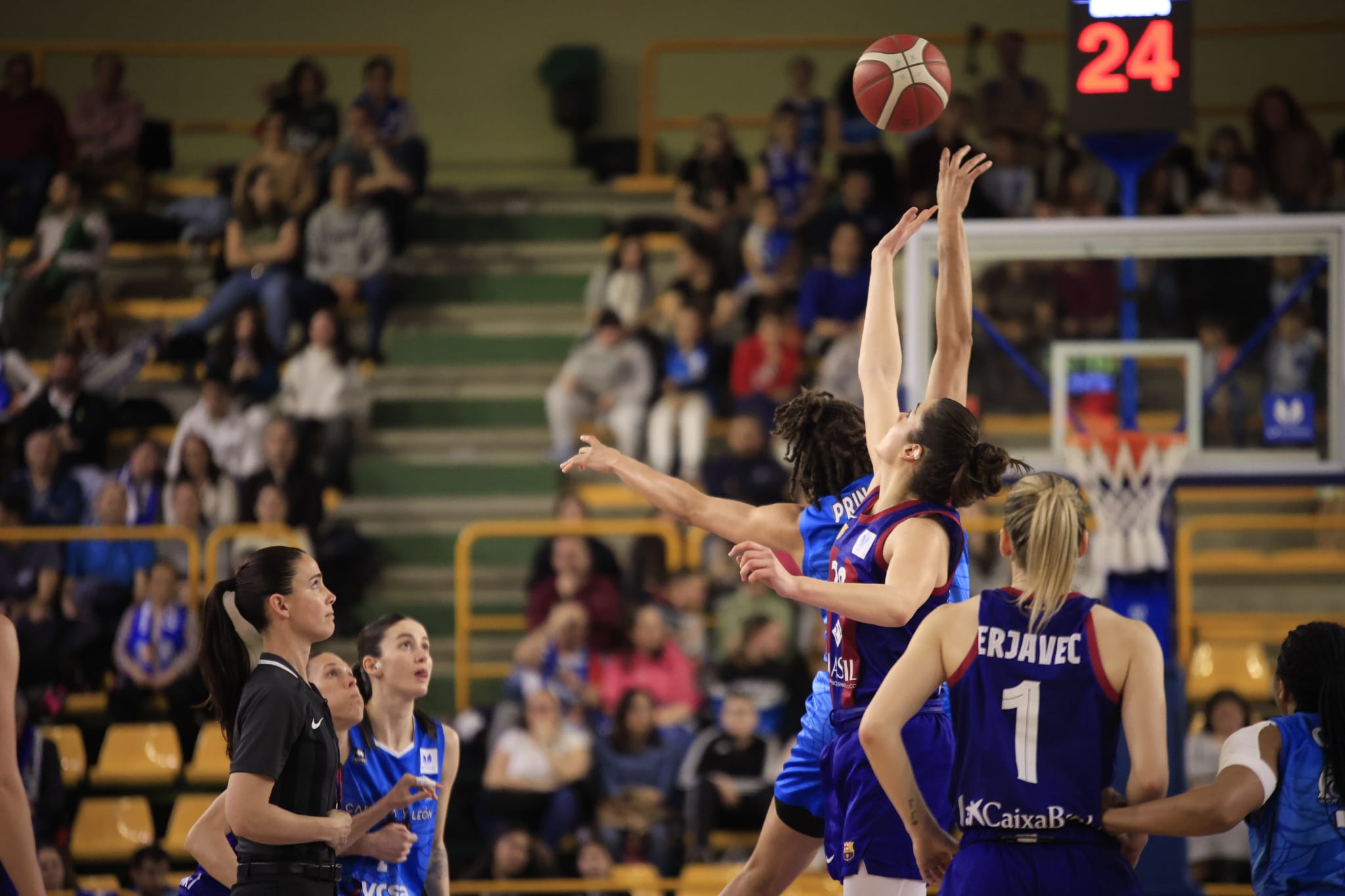 El partido entre el CB Avenida y el Barça CBS, en imágenes