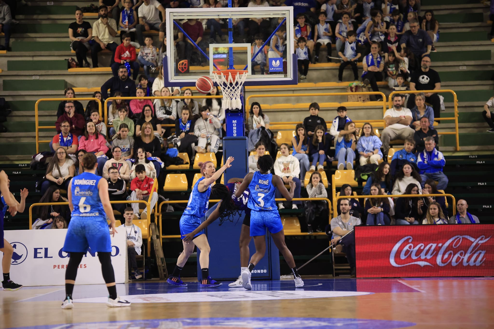 El partido entre el CB Avenida y el Barça CBS, en imágenes