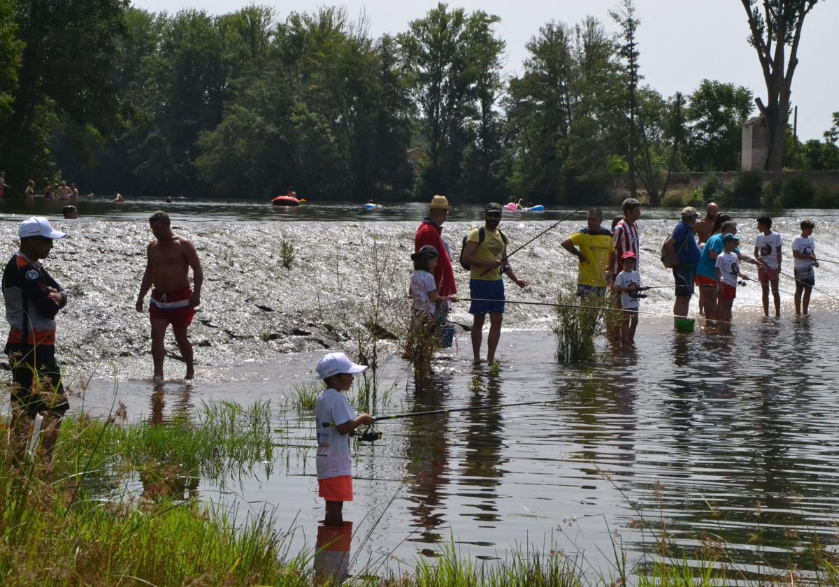 Grupo de personas pescando en Ciudad Rodrigo.