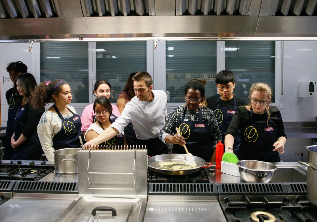 Estudiantes de español reciben clases de cocina tradicional en el escuela de Hostelería de Salamanca.