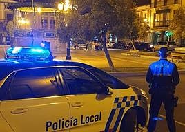 Un agente de la Policía Local de Santa Marta en la plaza de la localidad