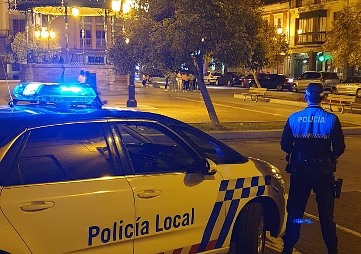 Un agente de la Policía Local de Santa Marta en la plaza de la localidad
