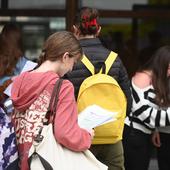 Estudiantes antes de acceder a los exámenes de la EBAU de 2023.