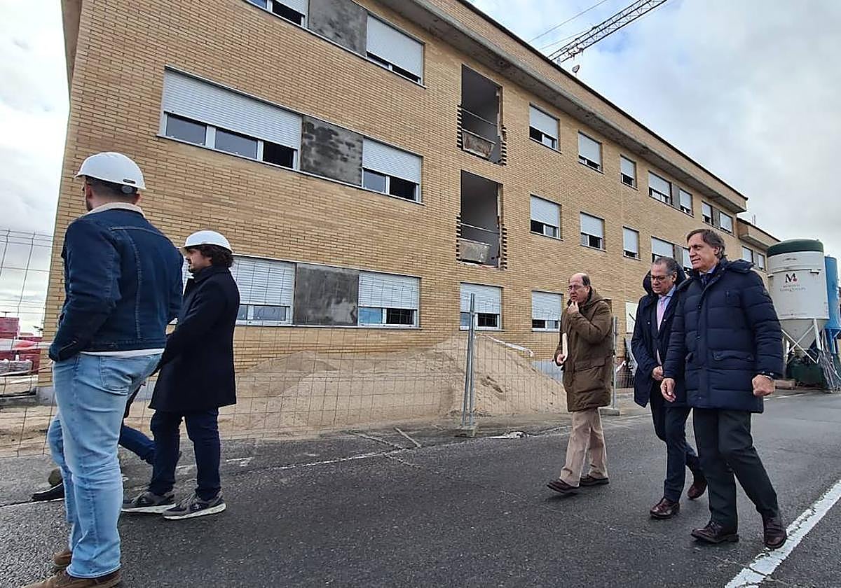 El alcalde de Salamanca, Carlos García Carbayo, visita las obras de unas viviendas protegidas en la ciudad.