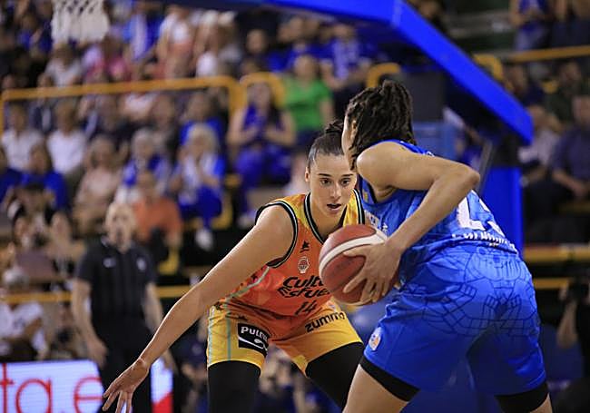 Raquel Carrera frente a Alexis Prince