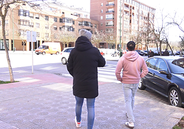 El vecino burgalés paseando por el barrio G3 de Burgos