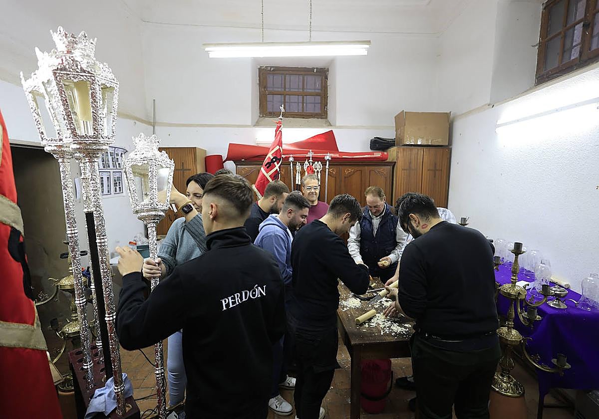 Los jóvenes trabajan en los preparativos de la procesión.