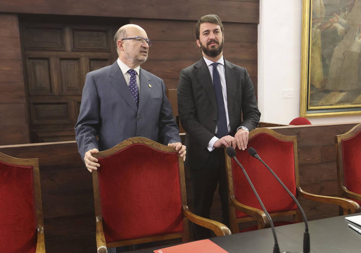 García-Gallardo (derecha), junto al rector en funciones de la USAL, David Díez Martín