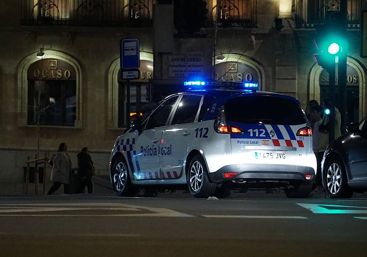 Coche patrulla de la Policía Local en una ronda de noche en Salamanca.