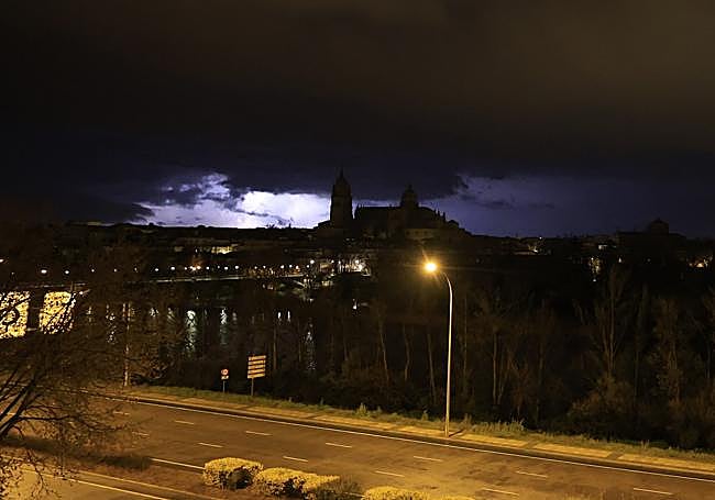 Uno de los rayos caídos anoche junto al Tormes y las catedrales de Salamanca.
