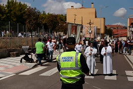 Un Policía Local ante una procesión en Salamanca