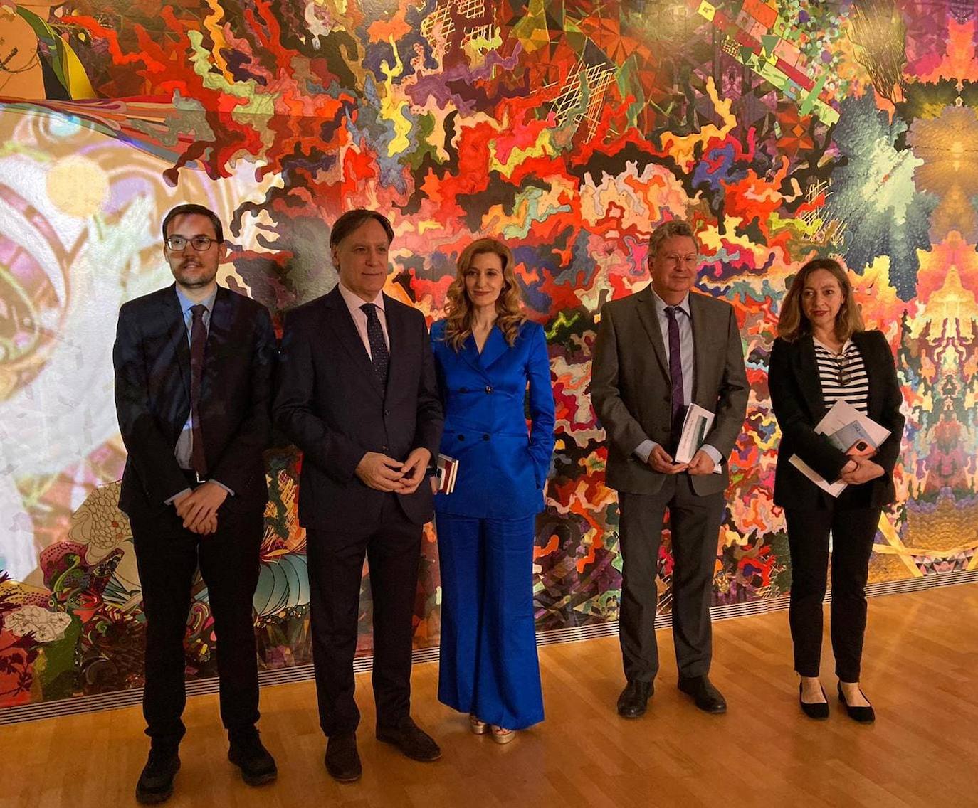 La viceconsejera de Acción Cultural, acompañada del alcalde de Salamanca, han presentado la exposición colectiva 'Fenómenos. Perspectiva para una aproximación a la Colección MUSAC'.