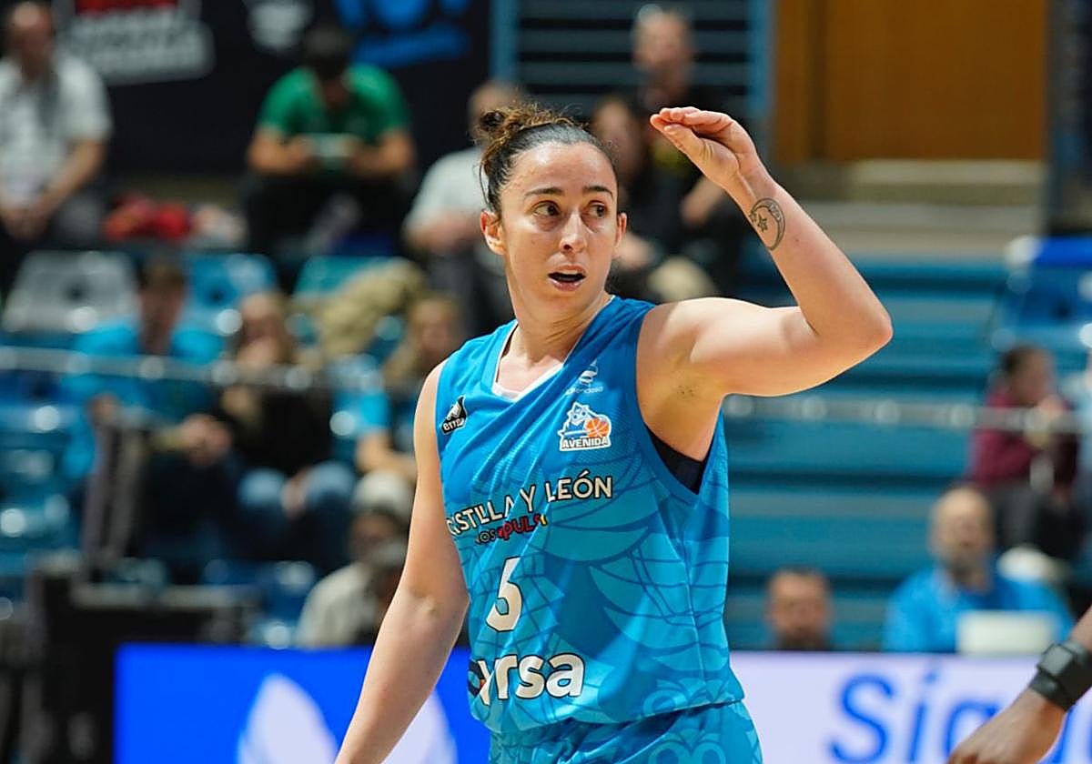 Silvia Domínguez señala jugada en los cuartos de final de la Copa de la Reina 2024 frente a Gernika