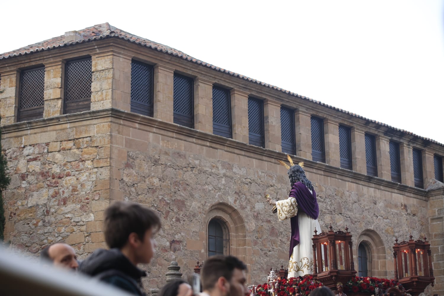 El recuerdo a Óscar Rodríguez envuelve de emotividad el recorrido de Jesús de la Redención