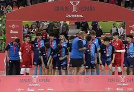 Los jugadores del FS Unionistas Juvenil con la medalla de subcampeones.