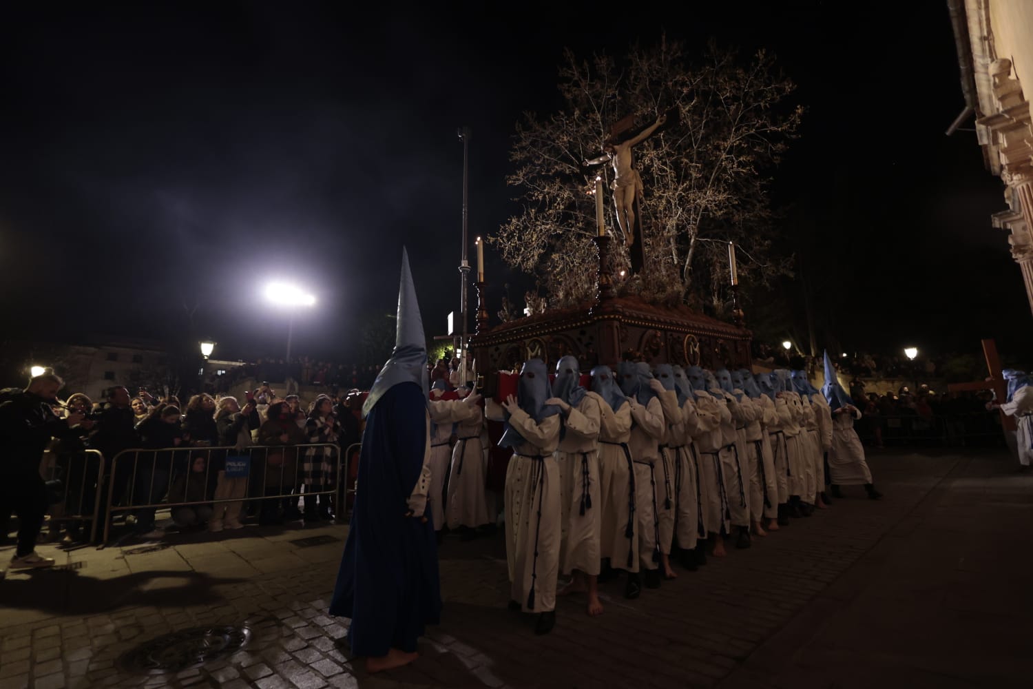 El silencio envuelve la procesión del Cristo de los Doctrinos y la Virgen de la Amargura