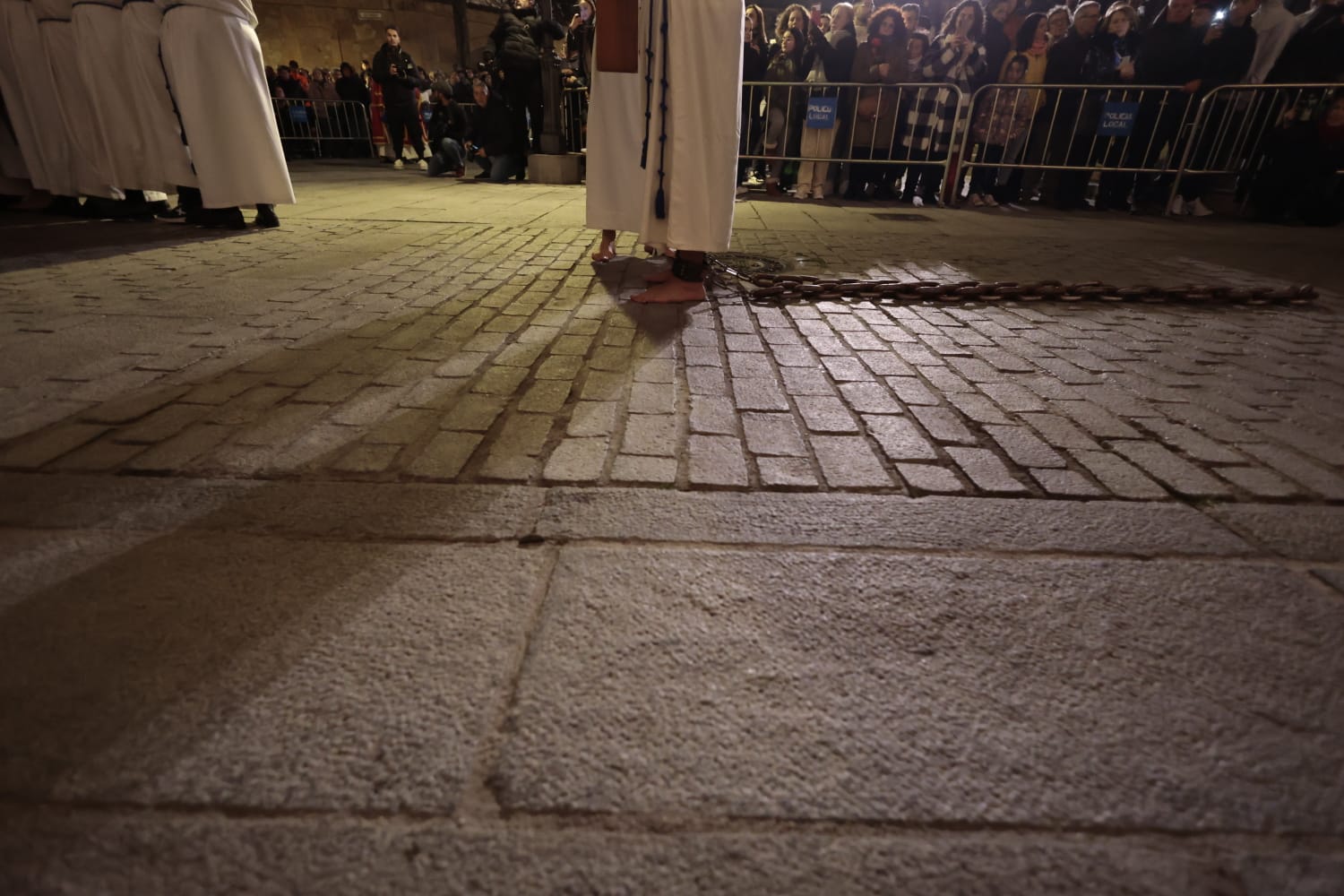 El silencio envuelve la procesión del Cristo de los Doctrinos y la Virgen de la Amargura