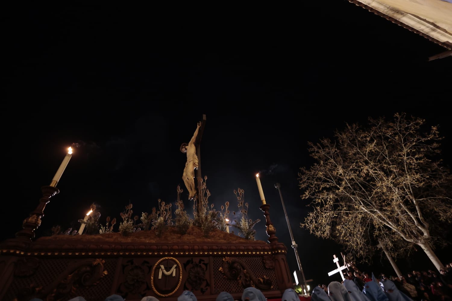 El silencio envuelve la procesión del Cristo de los Doctrinos y la Virgen de la Amargura