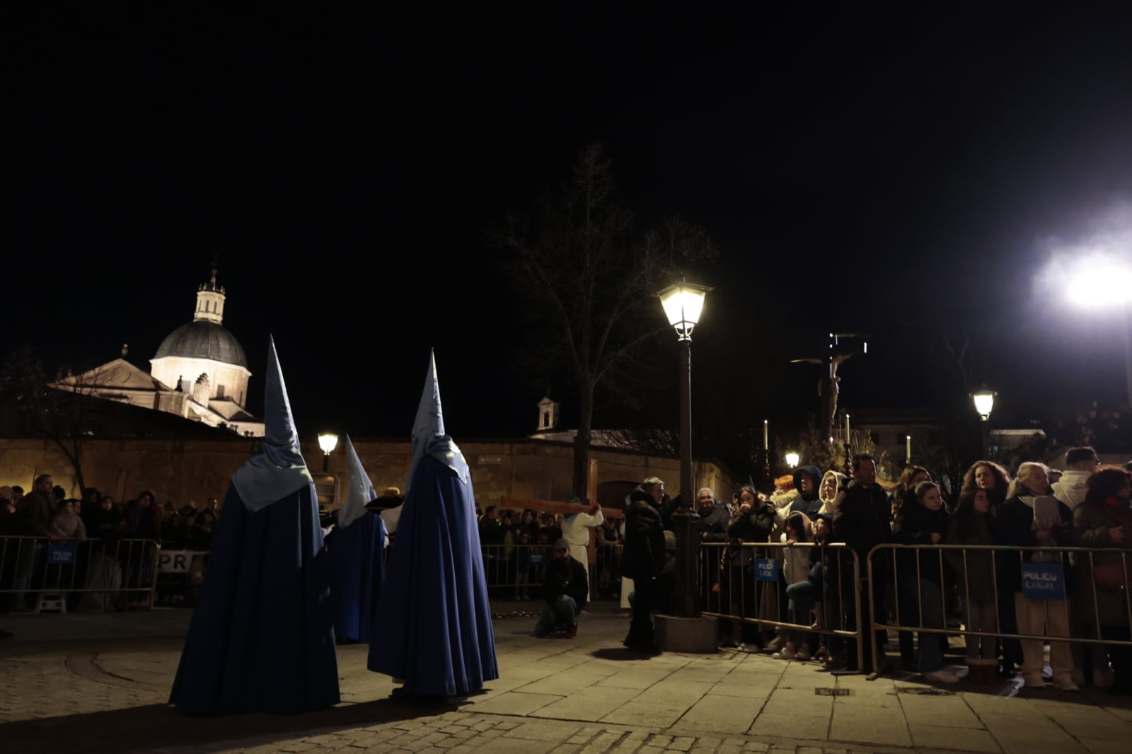 El silencio envuelve la procesión del Cristo de los Doctrinos y la Virgen de la Amargura