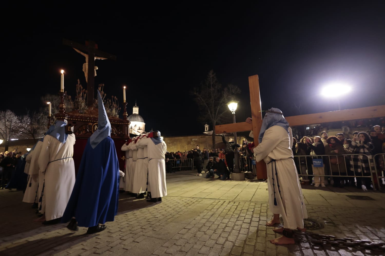 El silencio envuelve la procesión del Cristo de los Doctrinos y la Virgen de la Amargura