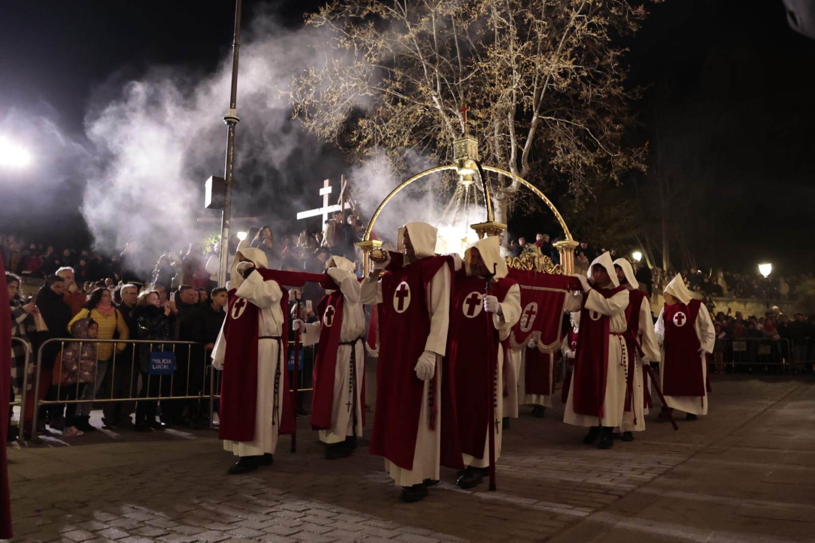 El silencio envuelve la procesión del Cristo de los Doctrinos y la Virgen de la Amargura