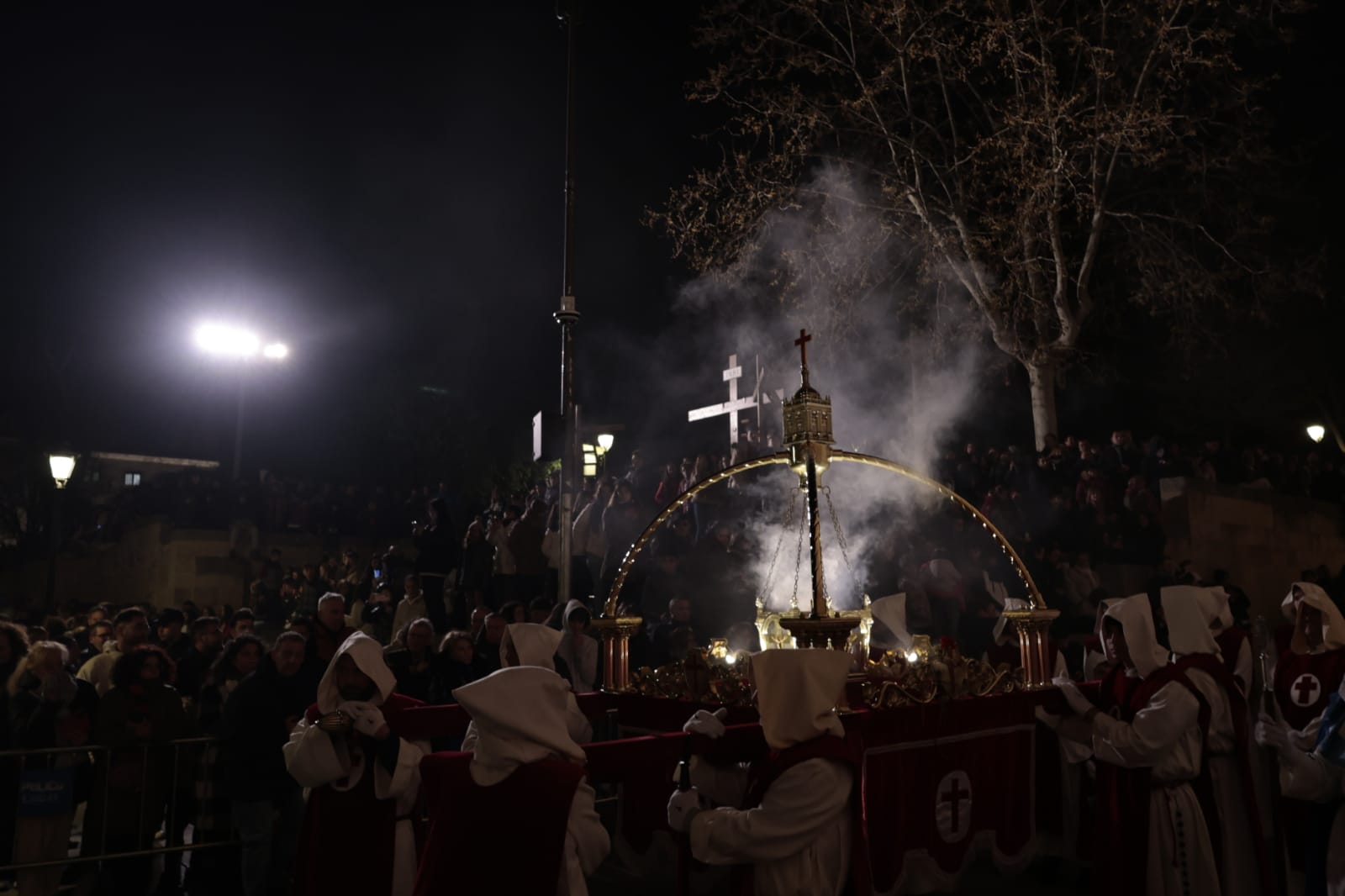 El silencio envuelve la procesión del Cristo de los Doctrinos y la Virgen de la Amargura