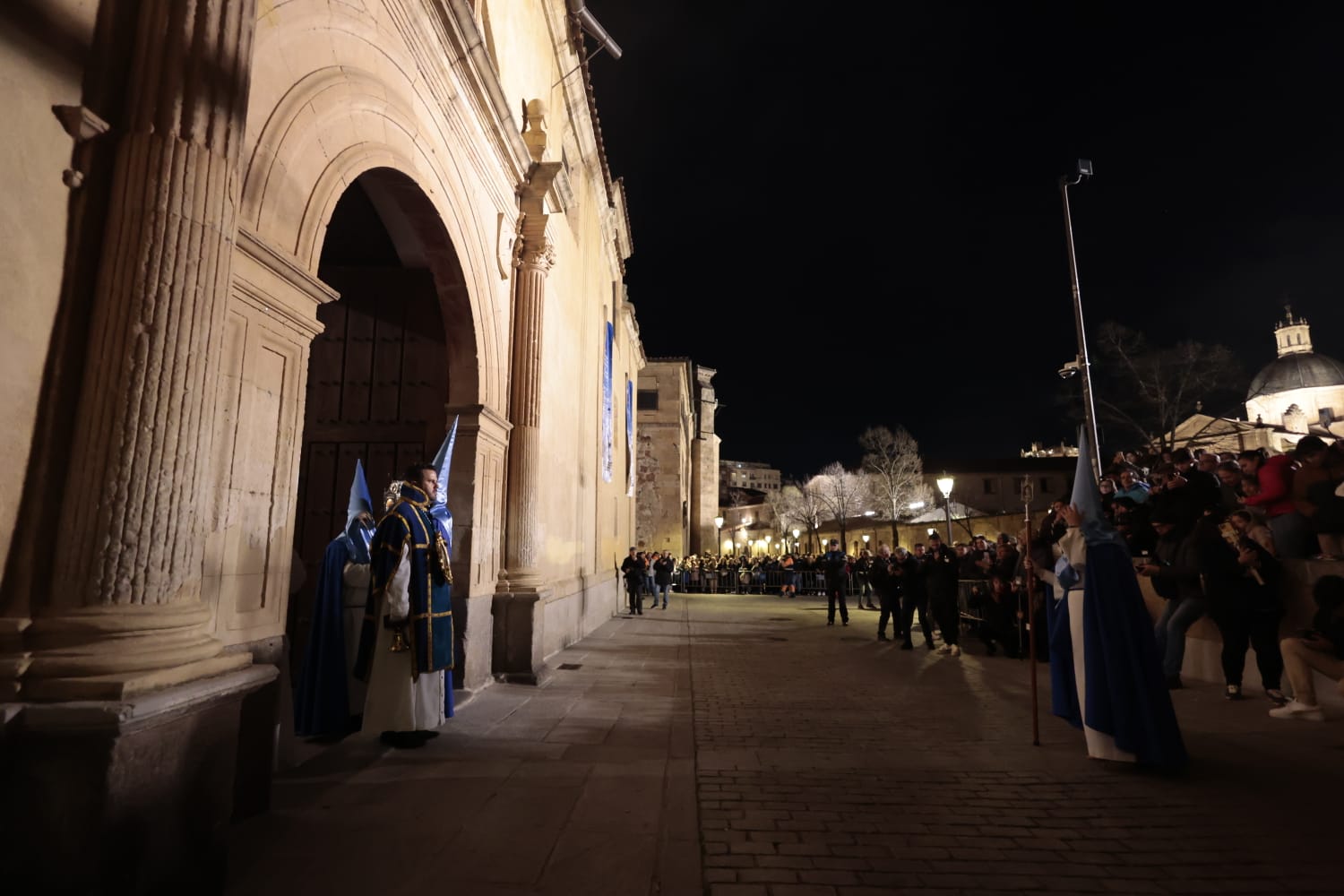 El silencio envuelve la procesión del Cristo de los Doctrinos y la Virgen de la Amargura