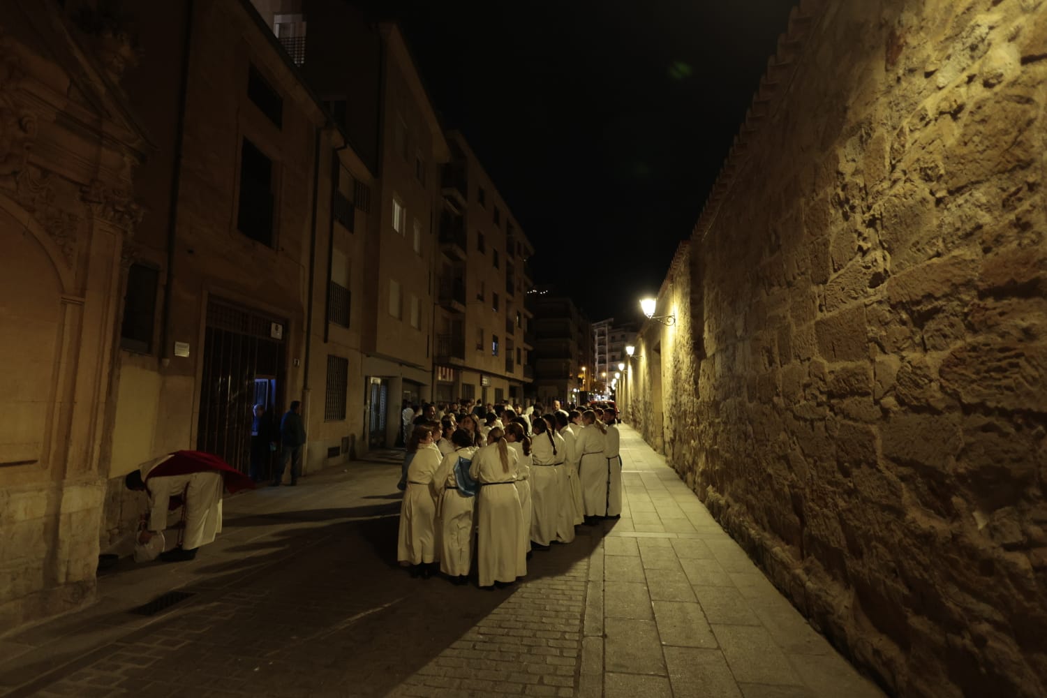 El silencio envuelve la procesión del Cristo de los Doctrinos y la Virgen de la Amargura