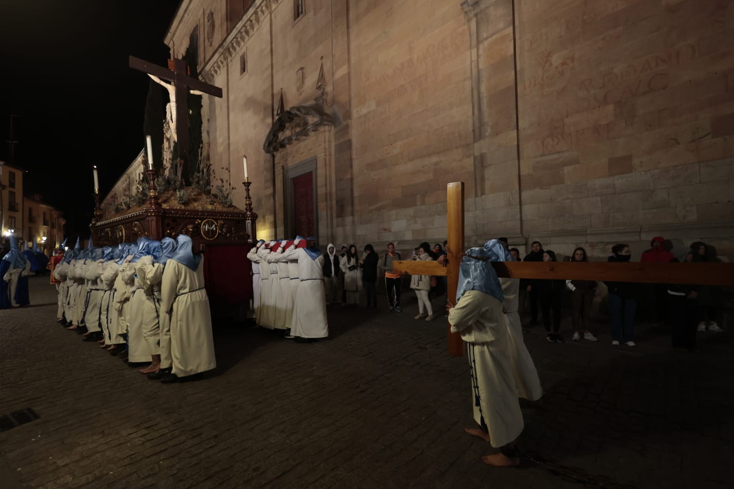 El silencio envuelve la procesión del Cristo de los Doctrinos y la Virgen de la Amargura