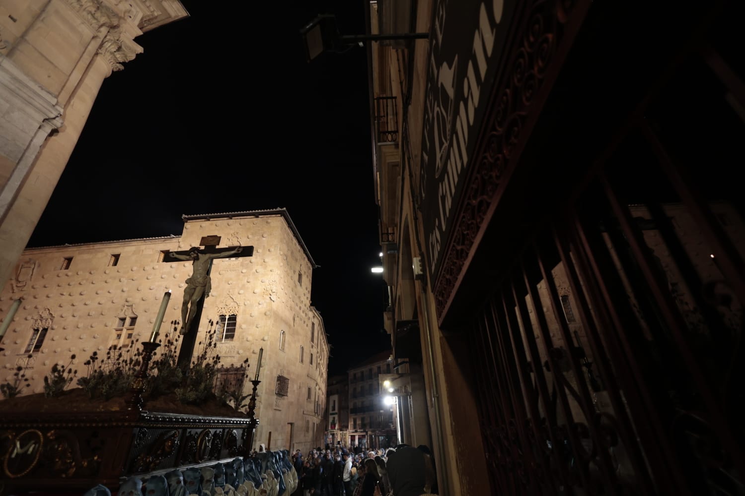 El silencio envuelve la procesión del Cristo de los Doctrinos y la Virgen de la Amargura