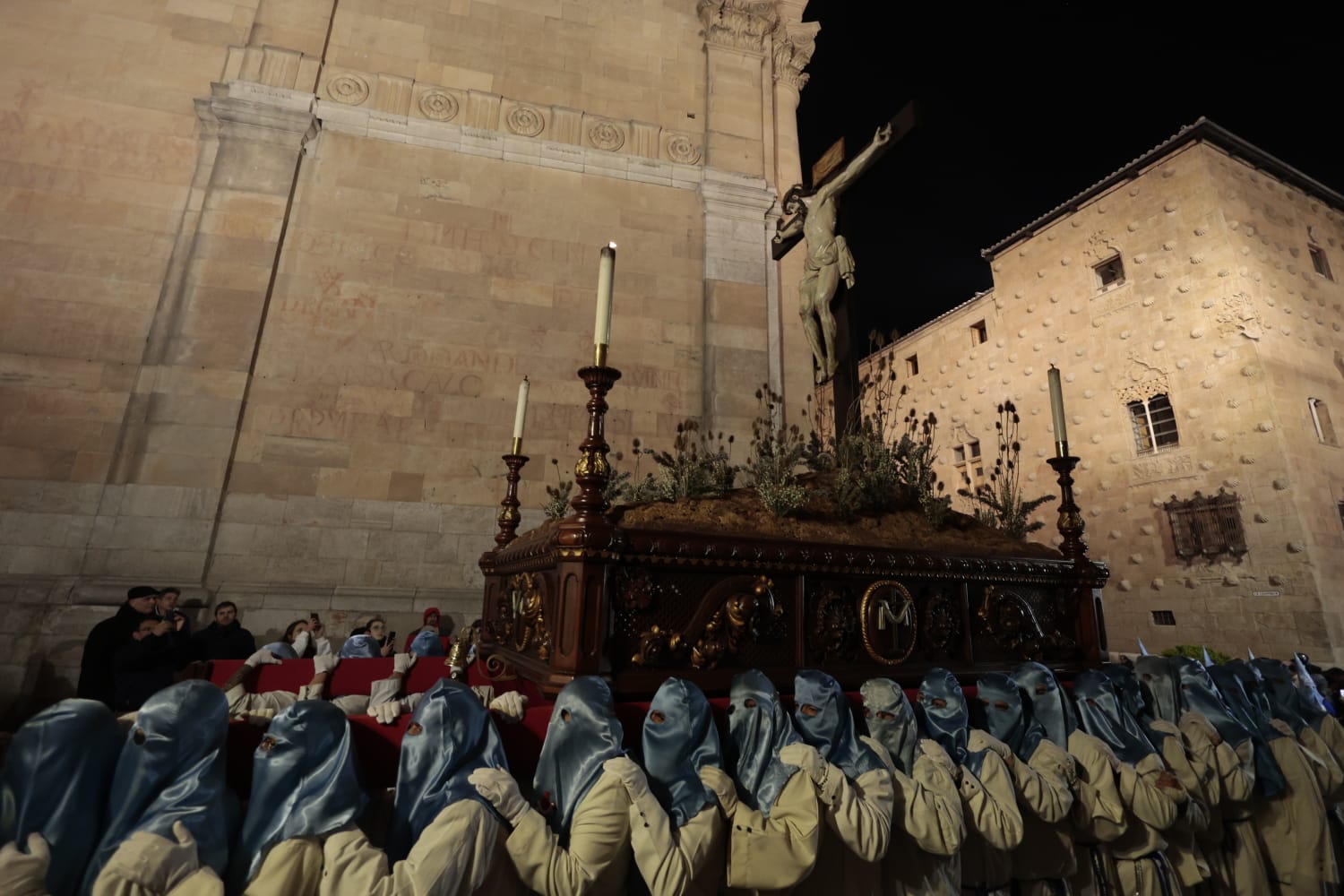 El silencio envuelve la procesión del Cristo de los Doctrinos y la Virgen de la Amargura